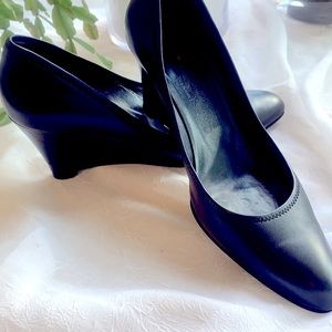 Salvatore Ferragamo  used black heeled shoes sz9